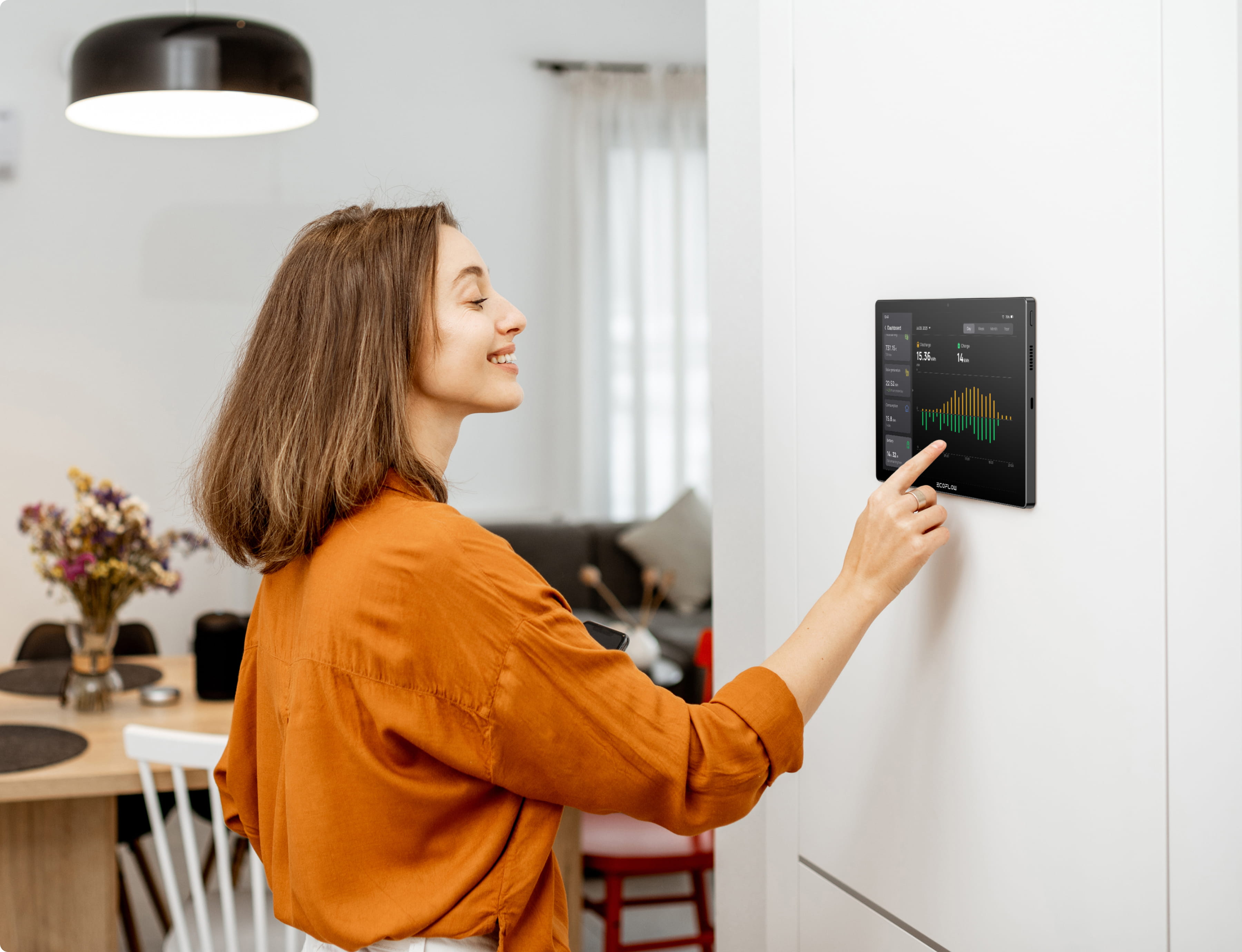 Eine Hausbesitzerin, die ihr Energie-Ökosystem zu Hause mit einem Energiemonitor optimiert und verwaltet