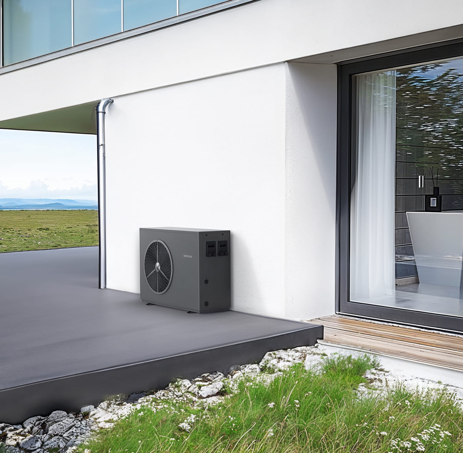 Moderne Luftwärmepumpe EcoFlow PowerHeat vor einem energieeffizienten Einfamilienhaus.