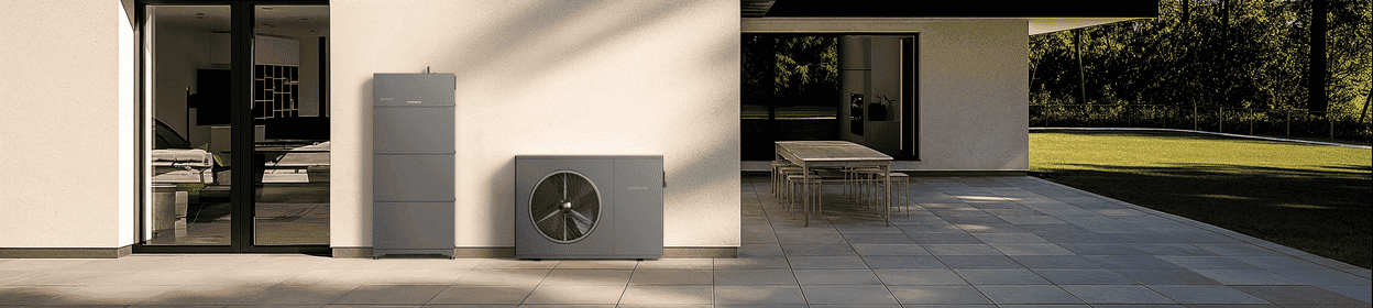 Eine Luft-Wärmepumpe und eine Heimspeicherbatterie, die an der Außenseite eines Hauses installiert sind.