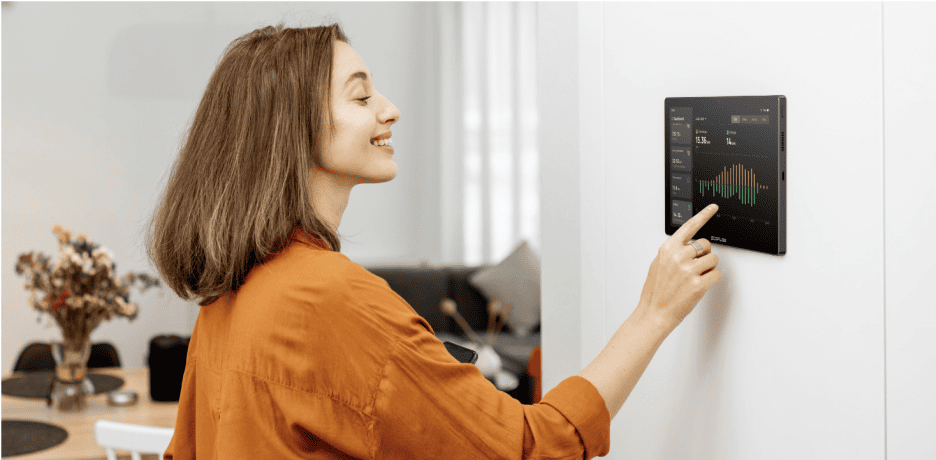 Un proprietario di casa che integra un monitor energetico “tutto in uno” per gestire l’ecosistema domestico, compresa la temperatura dell’acqua calda