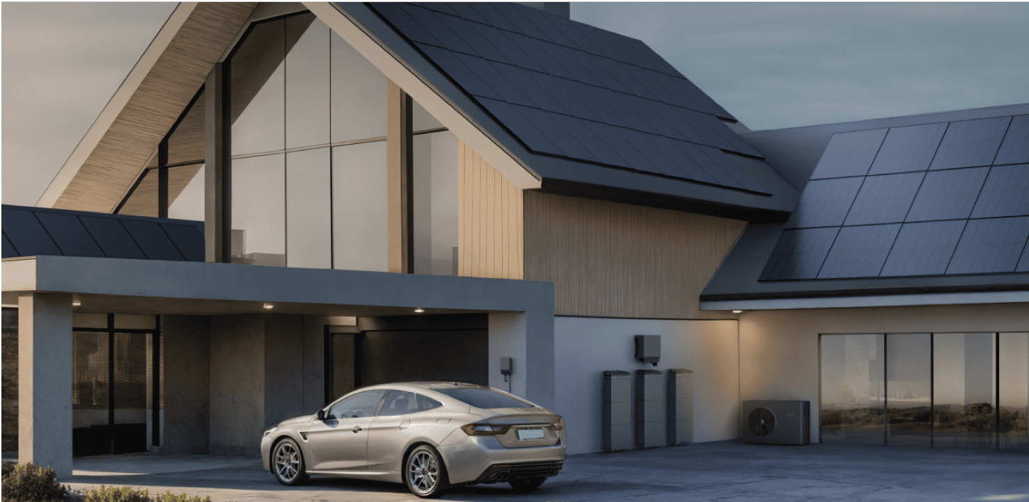 Casa con sistema fotovoltaico con accumulo, pannelli sul tetto, batteria domestica e pompa di calore