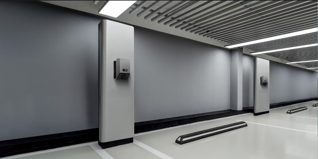 Private Wallbox in einer Innen-Garage, optimiert durch eine Energiemanagement-Software