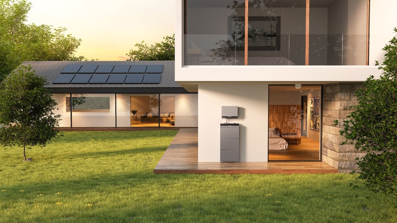 Sonnenuntergang mit Solarmodulen