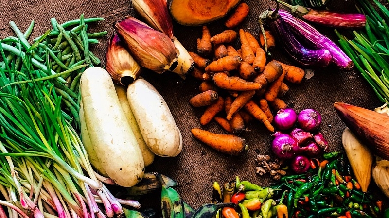 Shopping veggies without plastic packaging
