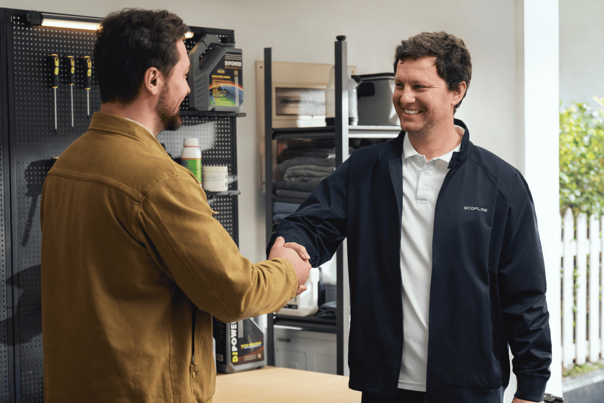 Kunde und Installateur besprechen die Zusammenarbeit für ein Heimspeicherprojekt