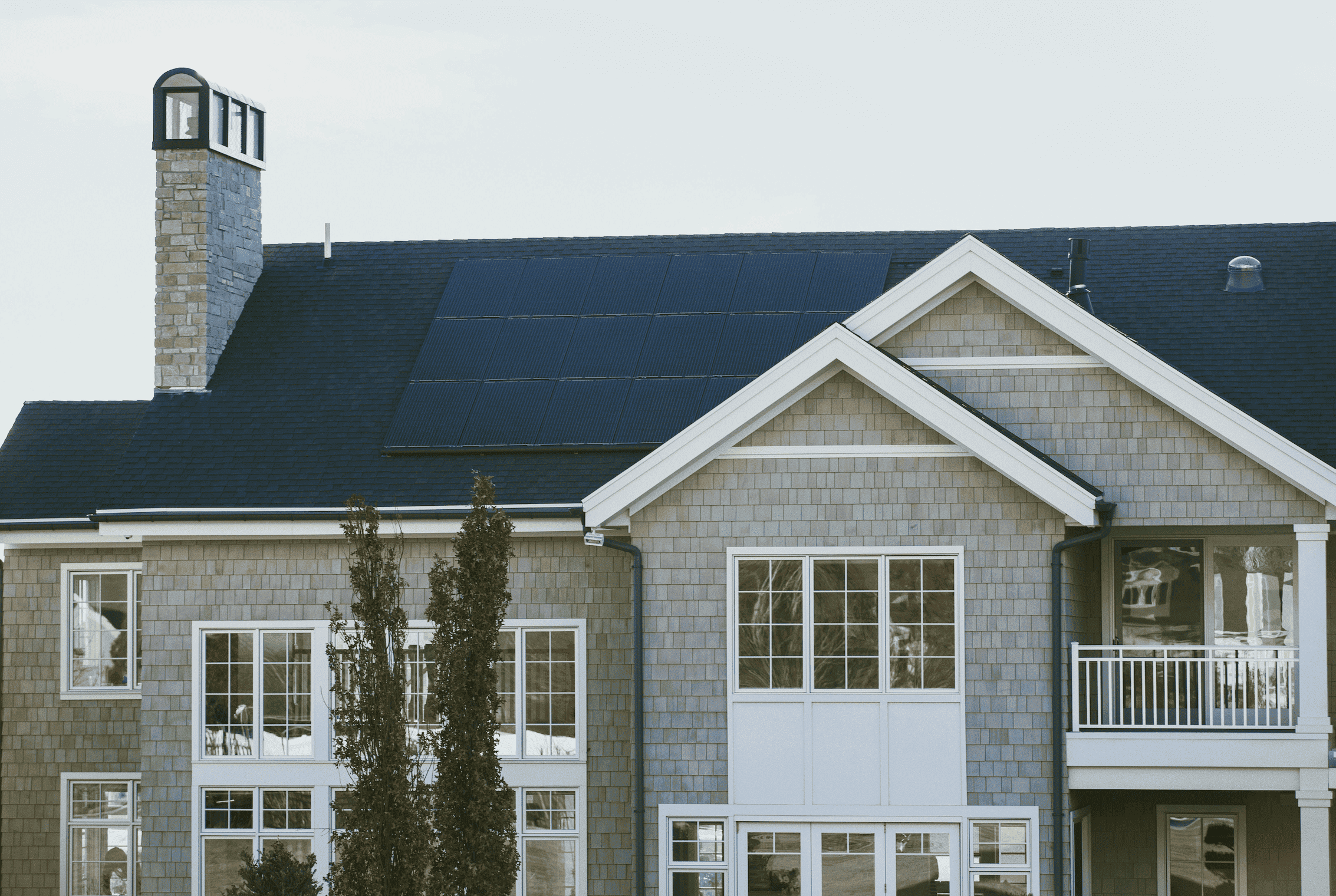 Photovoltaikanlage auf dem Dach eines modernen Mehrfamilienhauses zur Eigenstromversorgung Bildquelle: Vivint Solar auf Unsplash