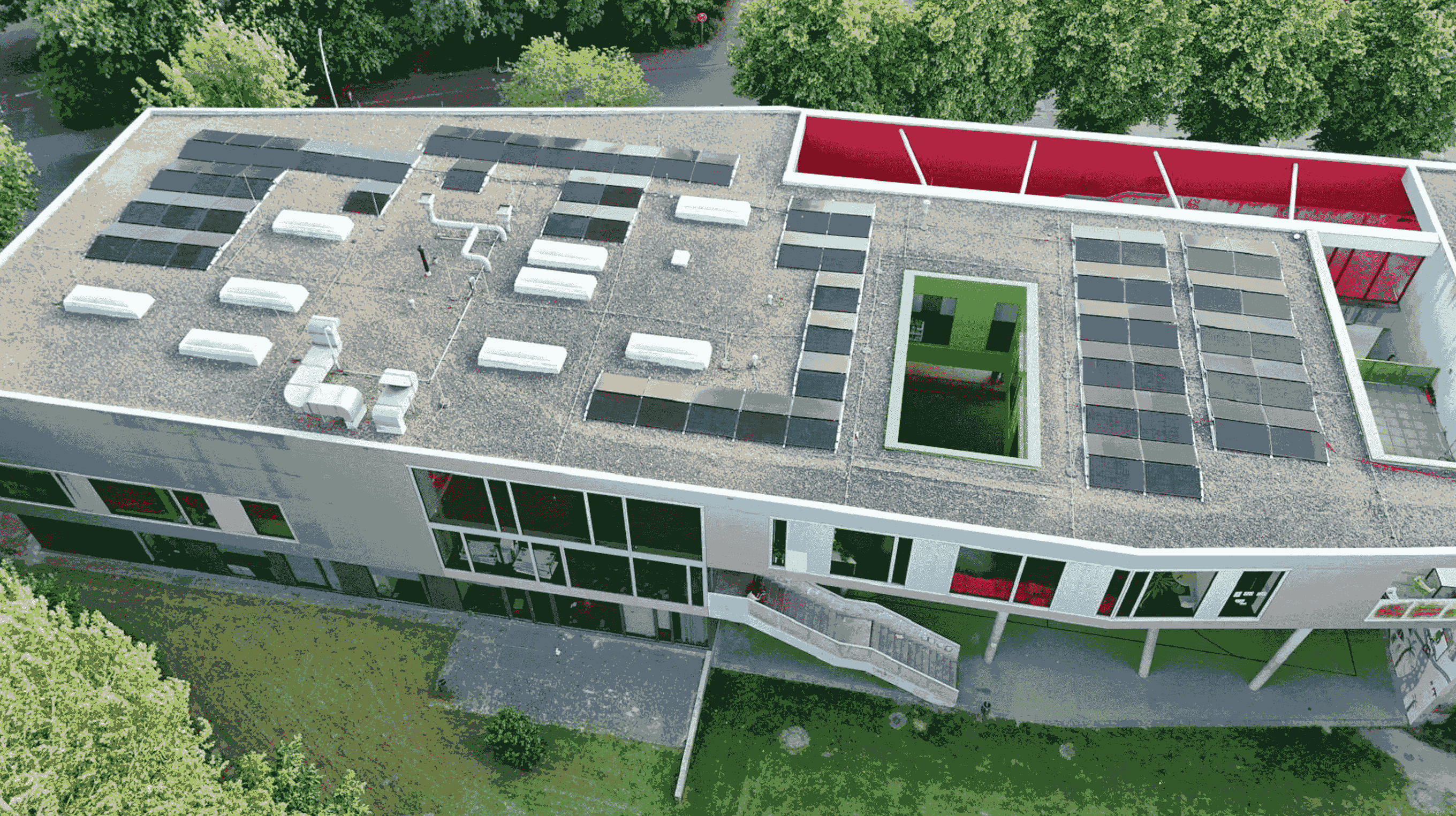 Jugendzentrum mit Photovoltaikanlage auf dem Dach zur lokalen Solarstromversorgung. Bildquelle: BürgerEnergie Nord