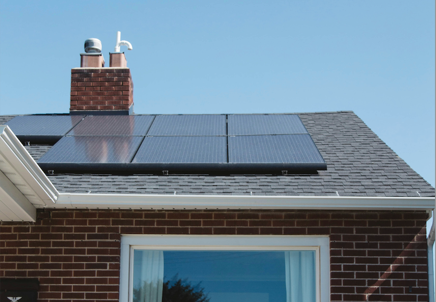 Moderne Photovoltaikanlage auf einem Wohnhaus als Beispiel für die Modernisierung älterer Solaranlagen