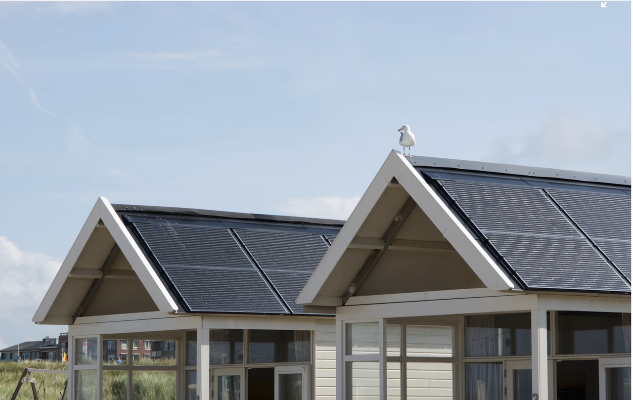 Photovoltaikanlage auf den Dächern eines Wohngebäudes zur Erzeugung von Solarstrom. Bildquelle: Mischa Frank auf Unsplash